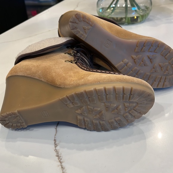 NWOT Tommy Hilfiger Ankle Wedge Winter Boots. Size 7 Cozy inside. Tan - Picture 13 of 13